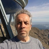 Mario Sanz junto a la linterna del faro de Mesa Roldán en Carboneras (Almería)