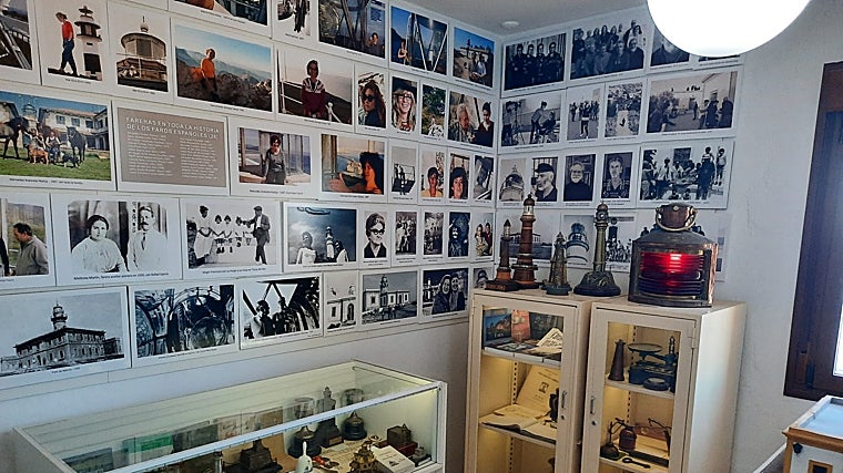 Una de las zonas expositivas con fotos y objetos relacionados con los faros