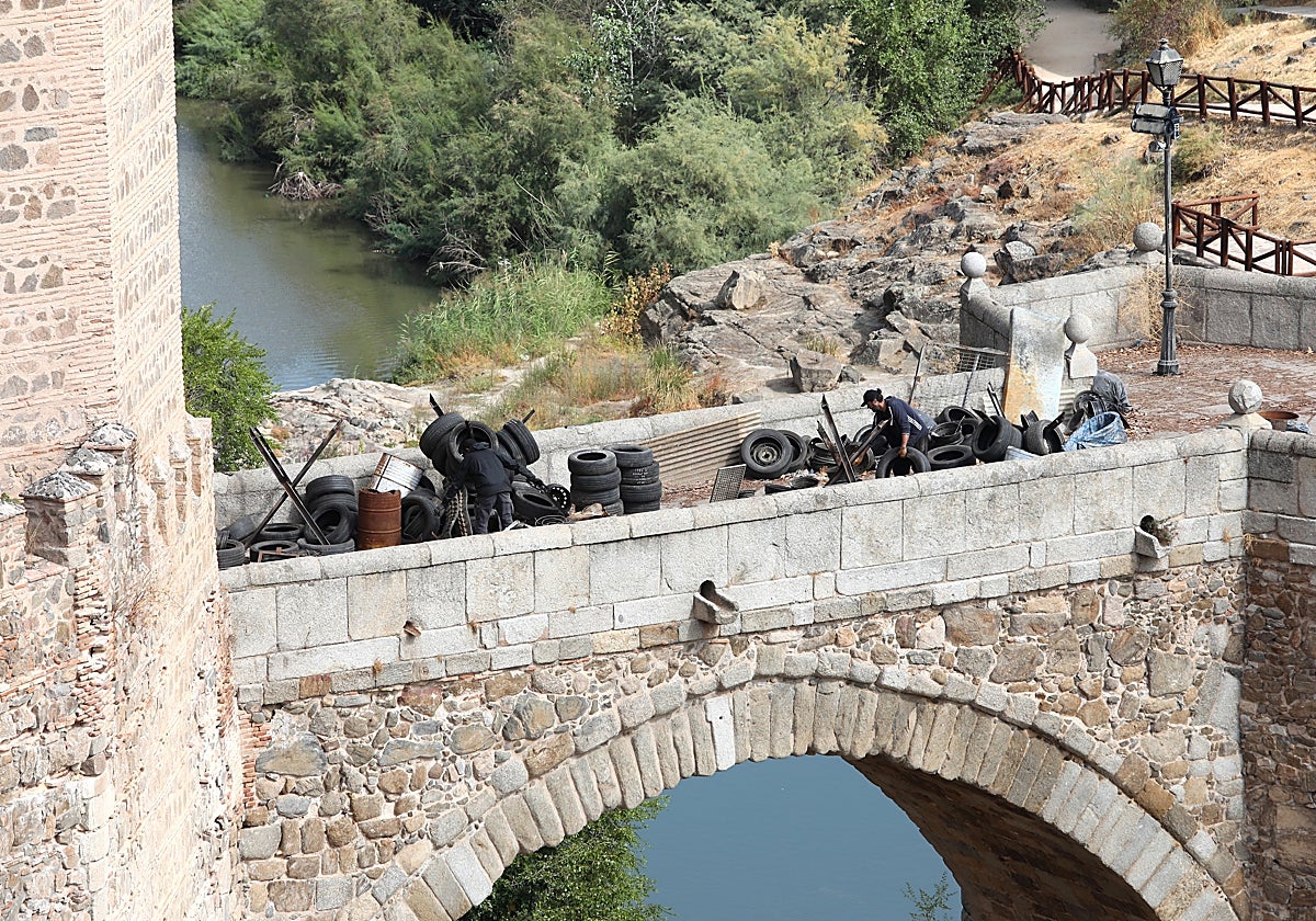 Pila de neumáticos en el puente de Alcántara para recrear una escena apocalíptica