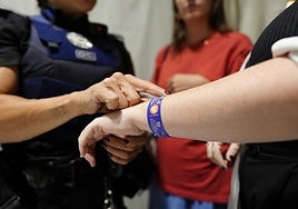 Así funcionan las pulseras que permiten detectar si te han echado droga en la bebida