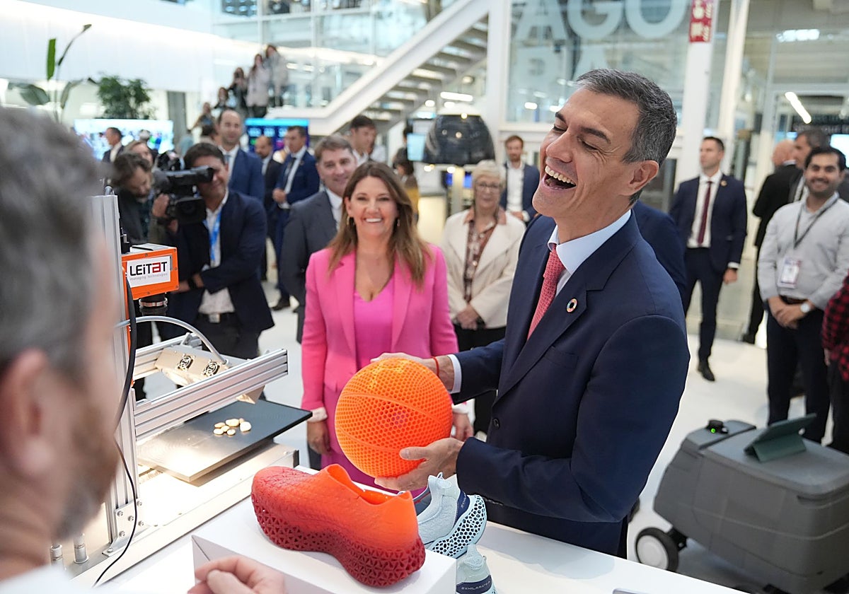 El presidente del Gobierno, Pedro Sánchez, durante una visita al DFactory, en Barcelona