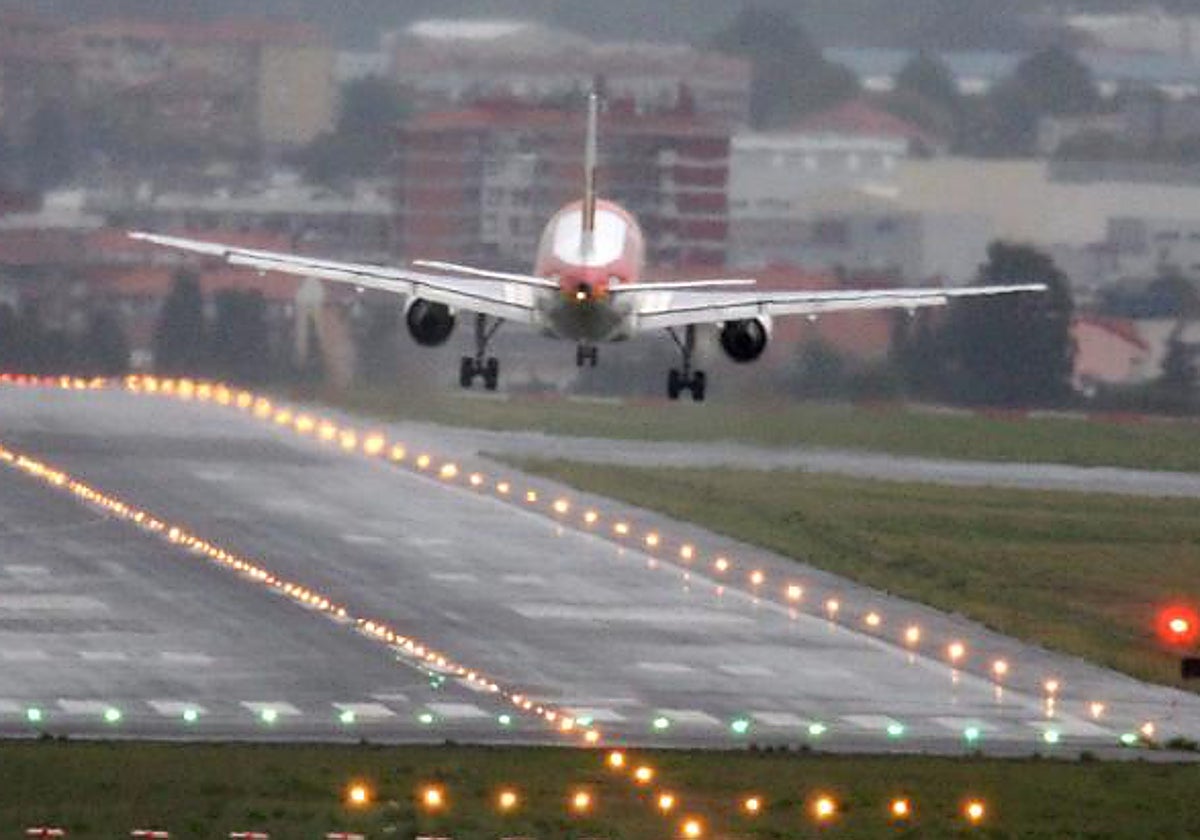 Un avión aterriza en el aeropuerto de Loiu (Bilbao)