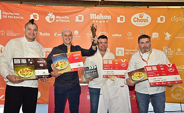 A la izquierda, el chef Alberto Villegas, del Restaurante San Remo, junto al resto de ganadores