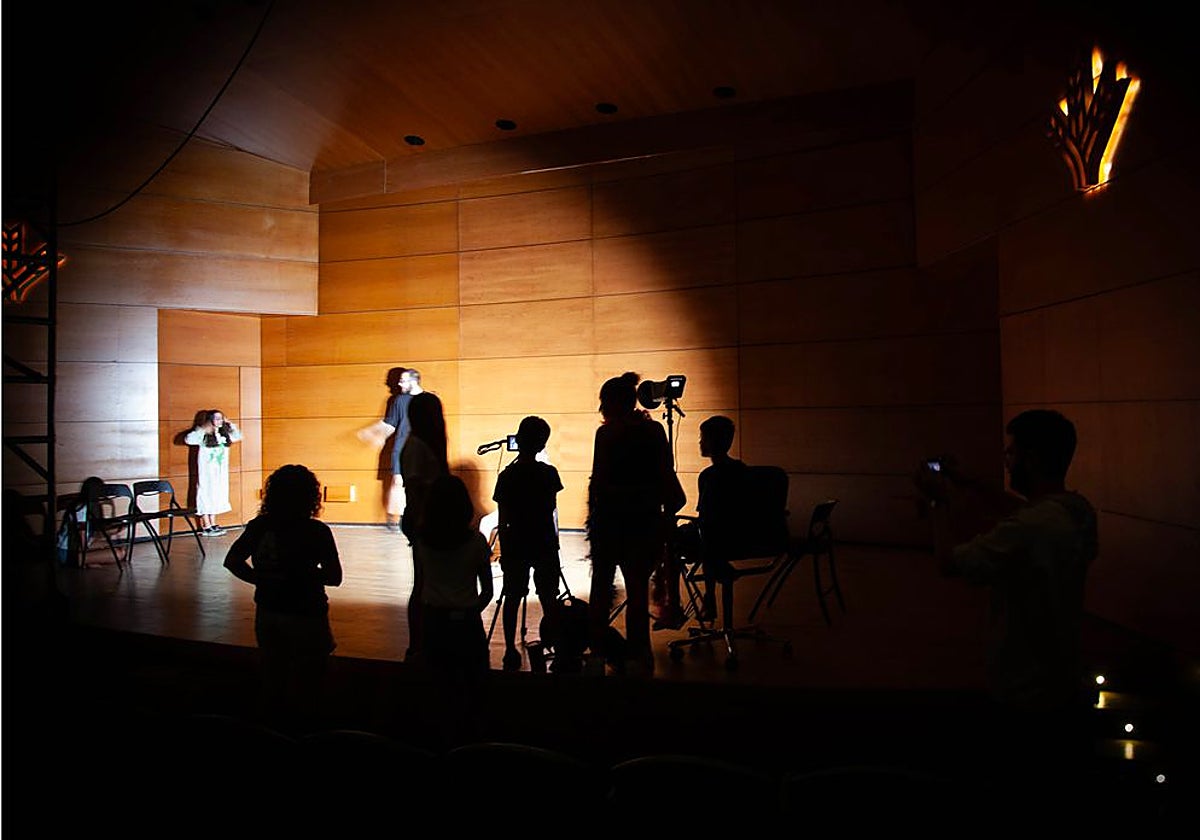 Los chicos que han intervenido en el taller, en pleno rodaje