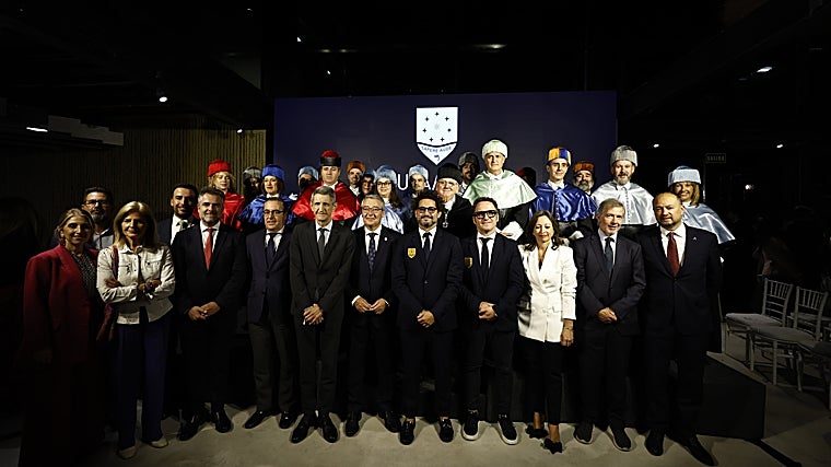Foto oficial de la inauguración de los miembros responsables de Utamed junto a los representantes políticos