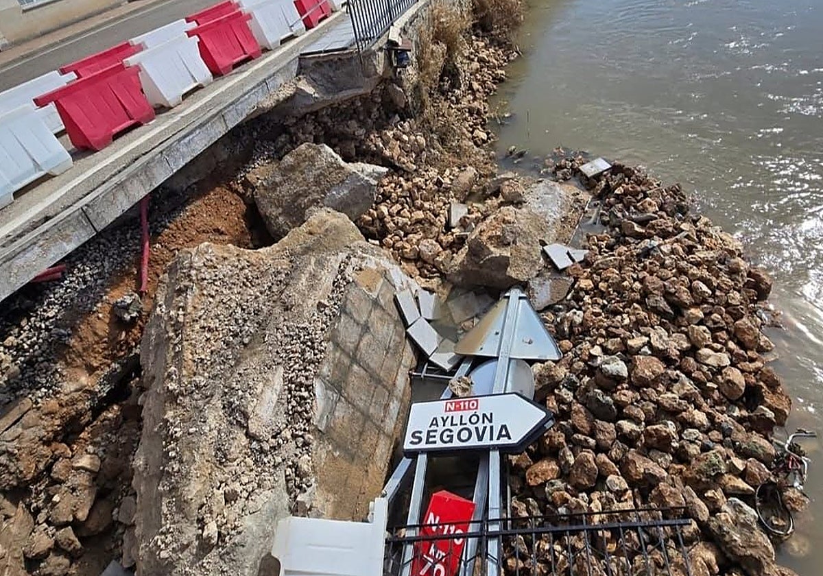 Derrumbe en la acera contigua al puente de San Esteban de Gormaz, Soria