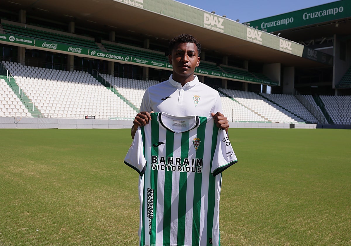 Marcelo posa con la elástica blanquiverde tras renovar con el Córdoba CF hasta 2028