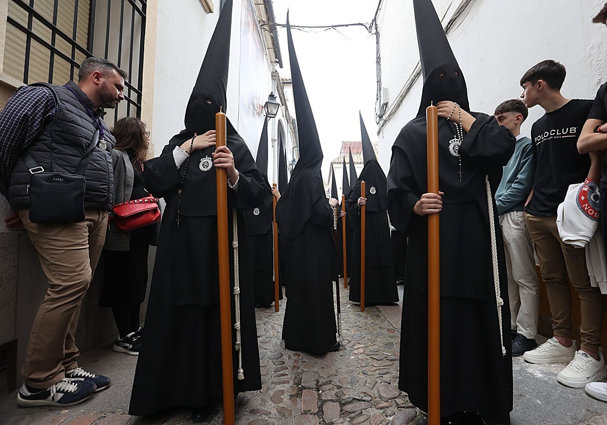 Nazarenos de la hermandad de Jesús Nazareno, el Jueves Santo