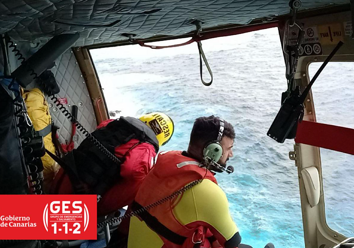 Operativo por aire mapea la costa en una operación de búsqueda de desaparecidos en Gran Canaria en marzo de 2024