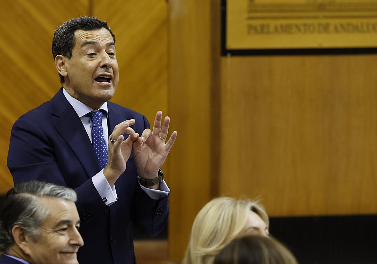Juanma Moreno en el Parlamento de Andalucía