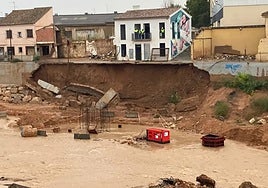 Las fuertes lluvias provocan el desprendimiento de un talud del barranco del Poyo a su paso por Picanya