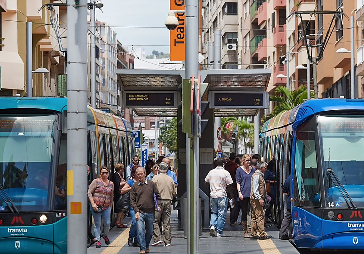 Tranvía en su actividad diaria en foto de archivo