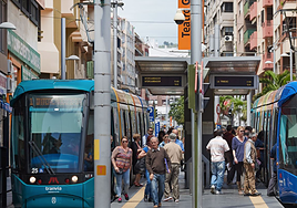 Muere una joven de 22 años atropellada por el tranvía en Tenerife