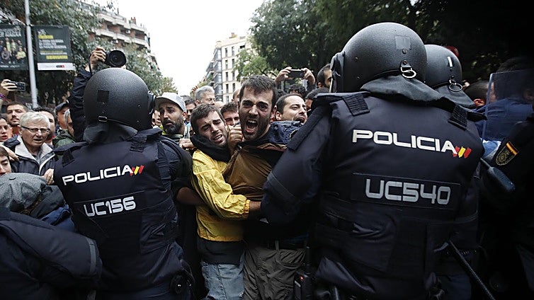 Un policía amnistiado del 1-O: «Si las cargas fueron torturas, las de cada partido de fútbol tendrían que serlo»
