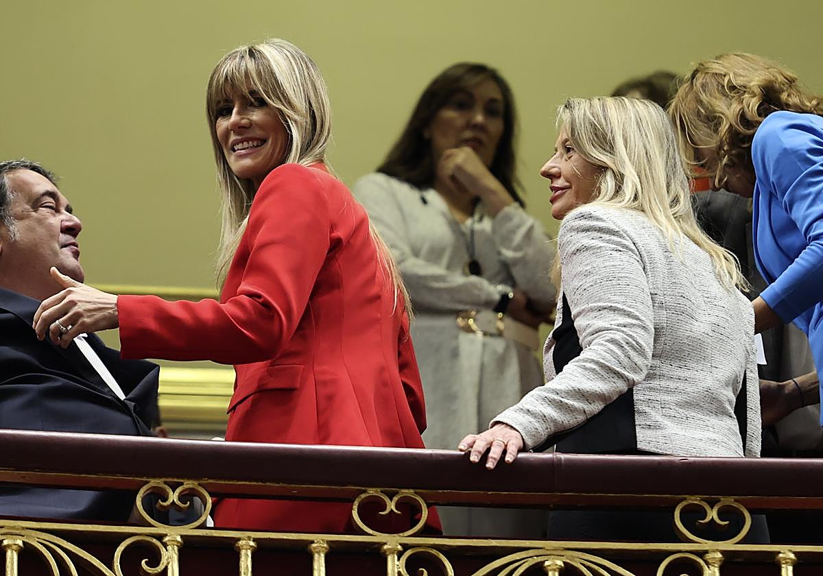 Begoña Gómez y Cristina Álvarez en el pleno de investidura de Sánchez, en noviembre de 2023