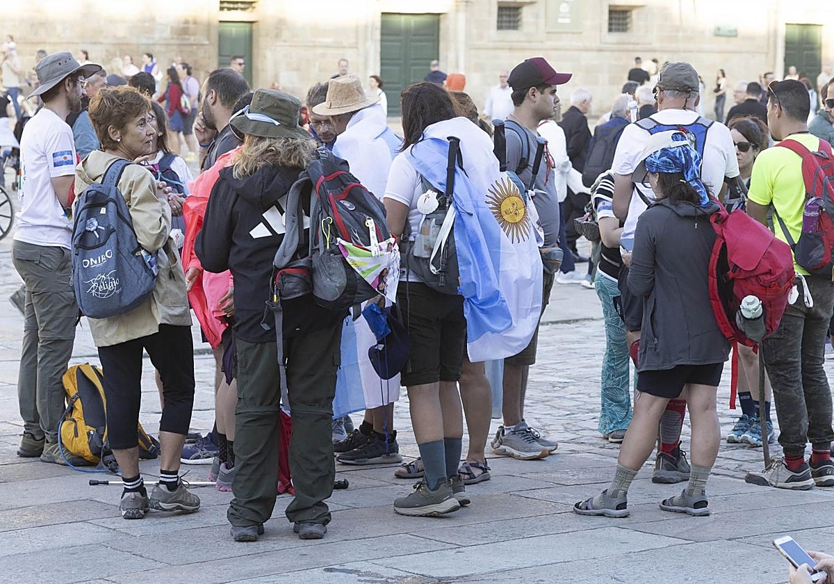 Varios grupos de turistas en la Praza do Obradoiro, en Santiago, en julio de este año
