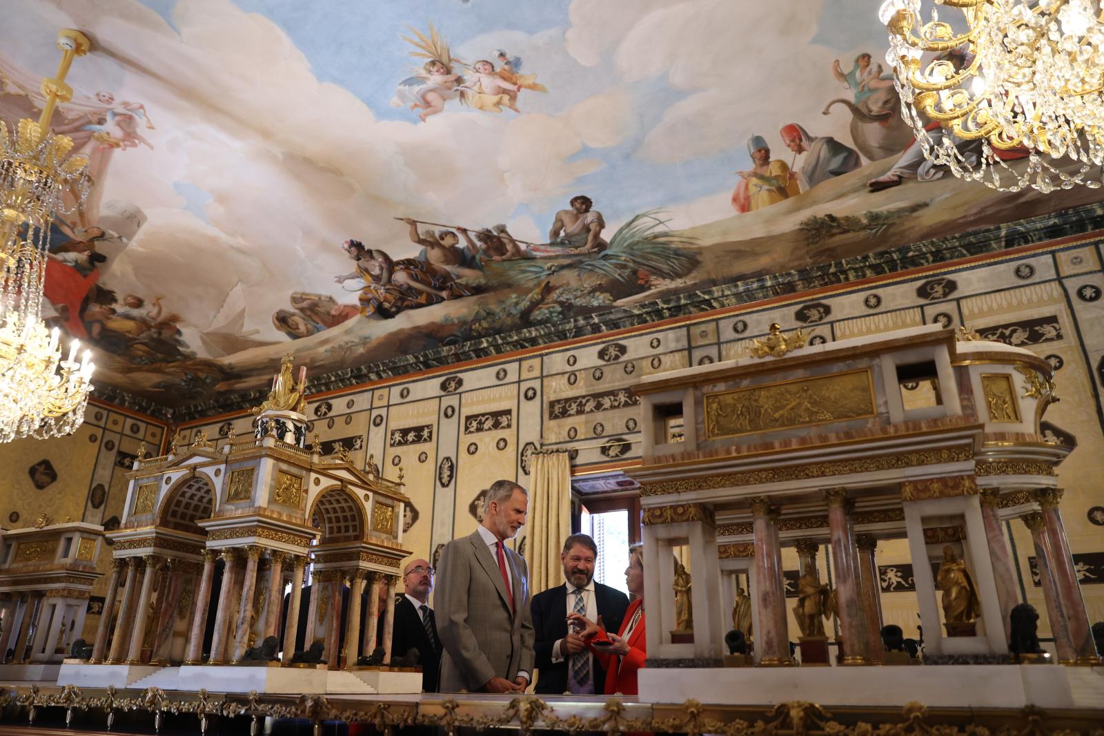 Felipe VI durante su visita en el Salón Grande de la Casa del Labrador