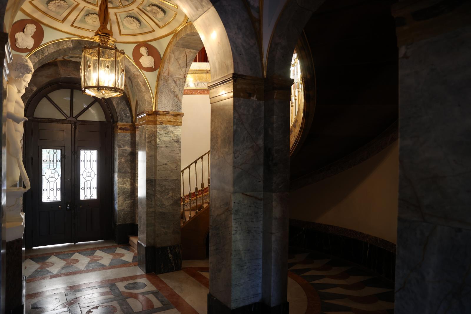 Escaleras para subir a la segunda planta de la Casa del Labrador