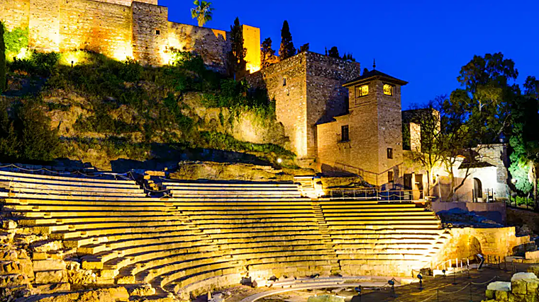 Teatro Romano y Alcazaba iluminados al anochecer