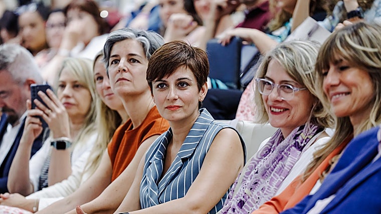 Cristina Álvarez (i) mirando el móvil y Begoña Gómez (d) en el Congreso Ruraltivity de junio de 2022