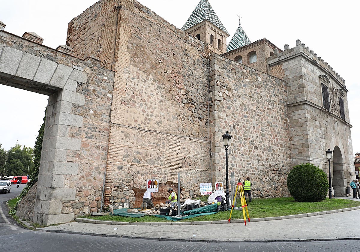 La empresa 'EMR' está llevando a cabo los trabajos en la Puerta de Bisagra