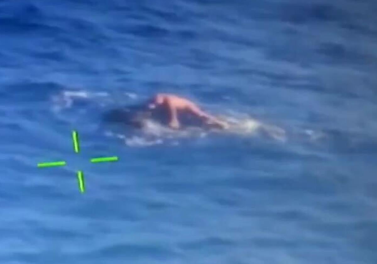 El hombre, encima de su moto acuática.