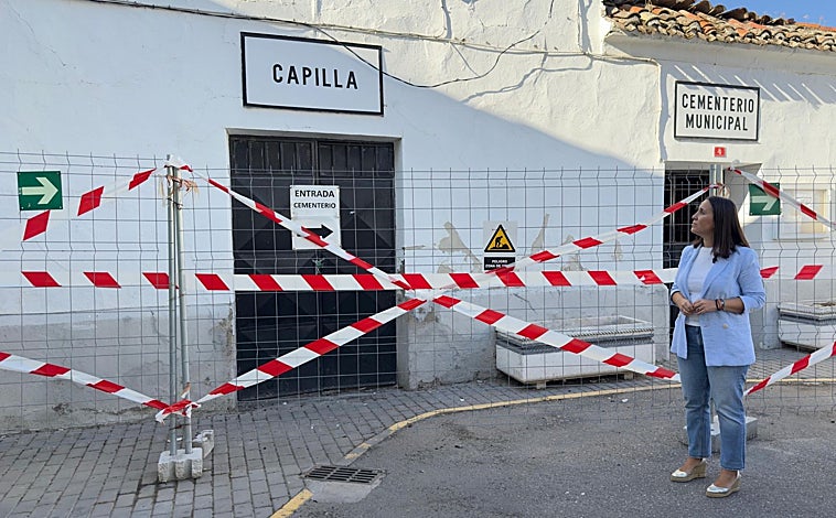 Imagen principal - La portavoz del PP en el Ayuntamiento de Illescas, Alejandra Fernández, denuncia el estado de «abandono lamentable» del camposanto antiguo de la localidad estado «lamentable», que presenta vegetación sin controlar, ramas apoyadas peligrosamente sobre los tejados de los nichos y situaciones de deterioro extremo como nichos con ataúdes abiertos, lo que genera un importante foco de insalubridad