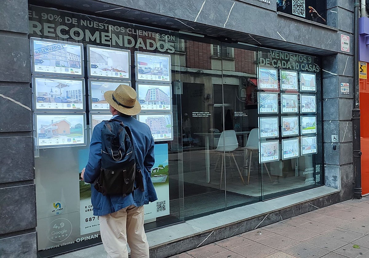 Fachada de una agencia inmobiliaria en una imagen de archivo