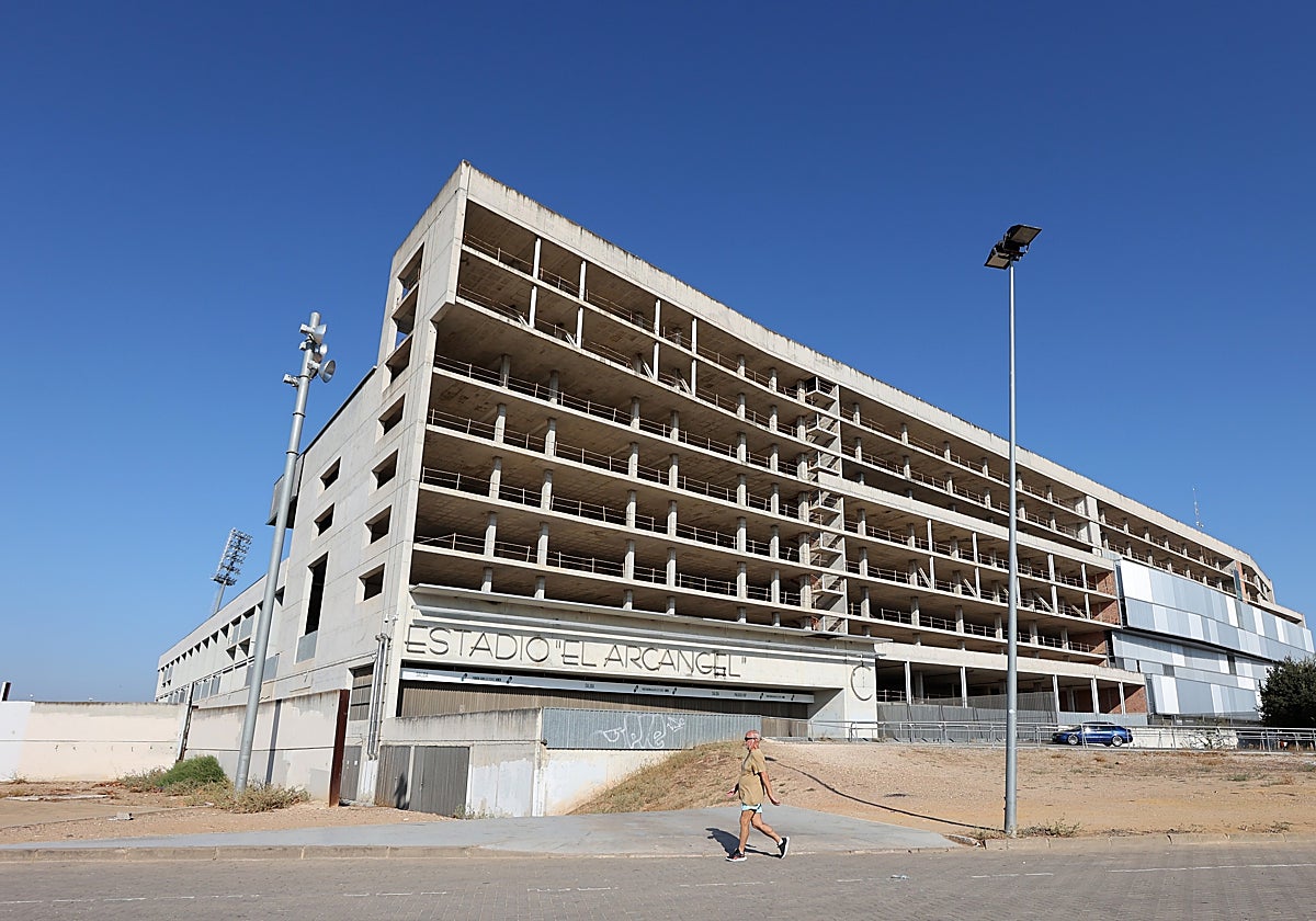 Aspecto exterior inacabado, este miércoles, de las gradas de Preferencia y Fondo Sur