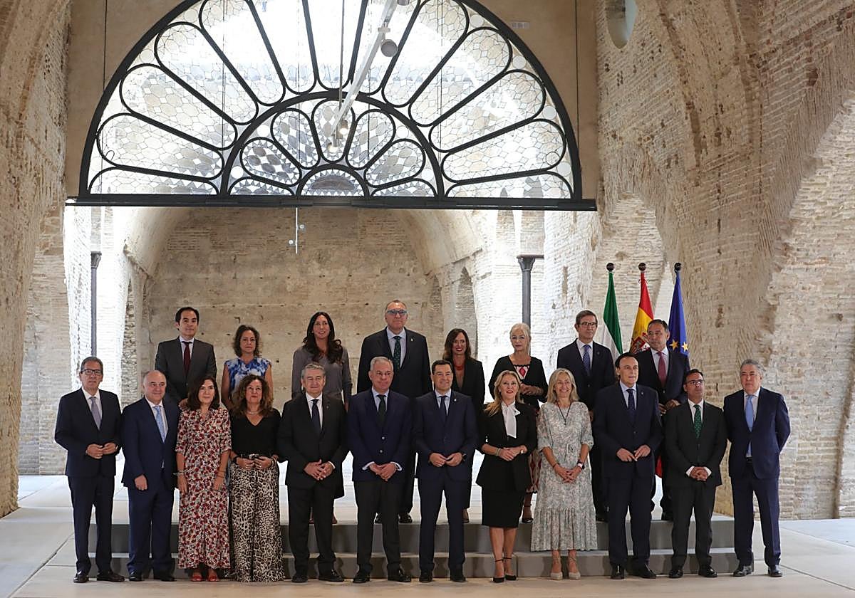 Juanma Moreno y sus consejeros, en la foto oficial en las Atarazanas