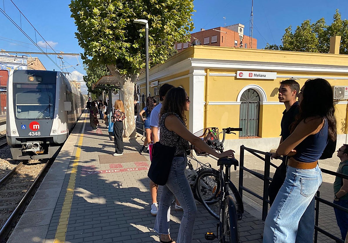 Imagen de usuarios con bicicleta en una parada de Metrovalencia