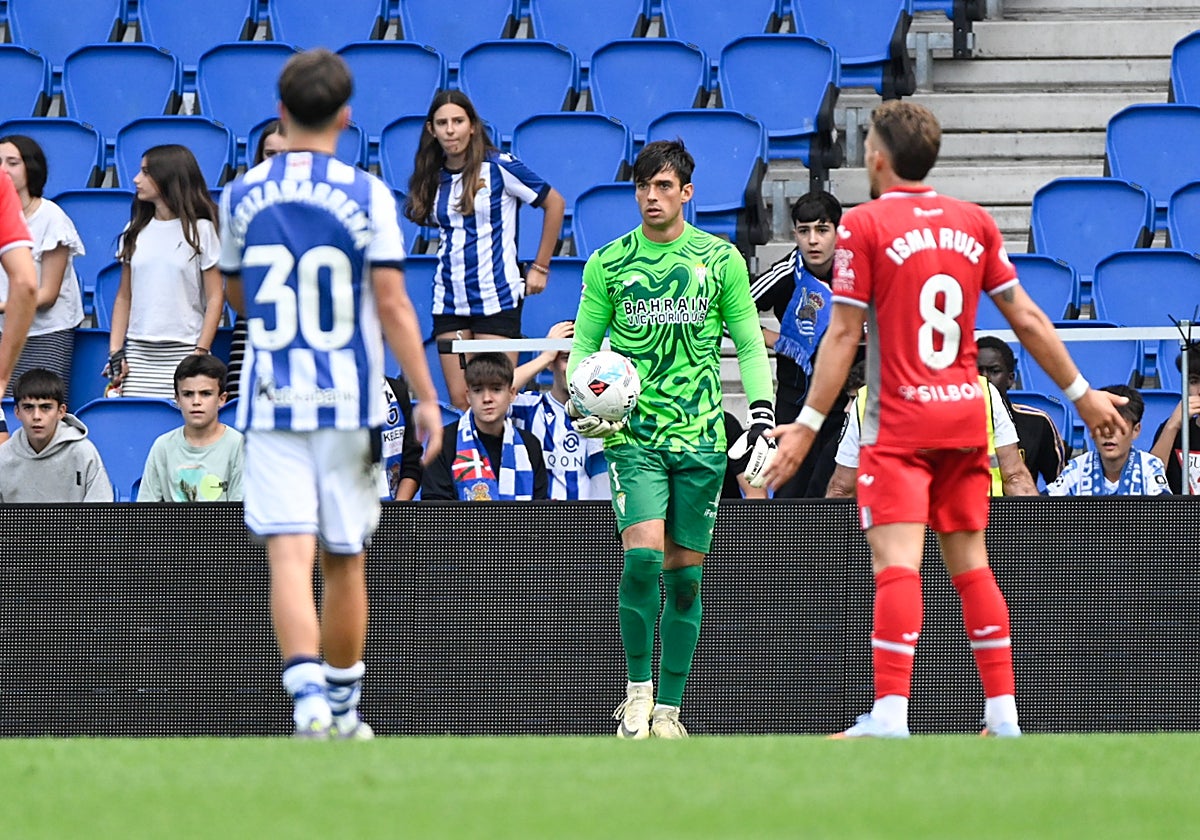 Iker Álvarez sostiene un balón en el partido frente a la Real Sociedad B