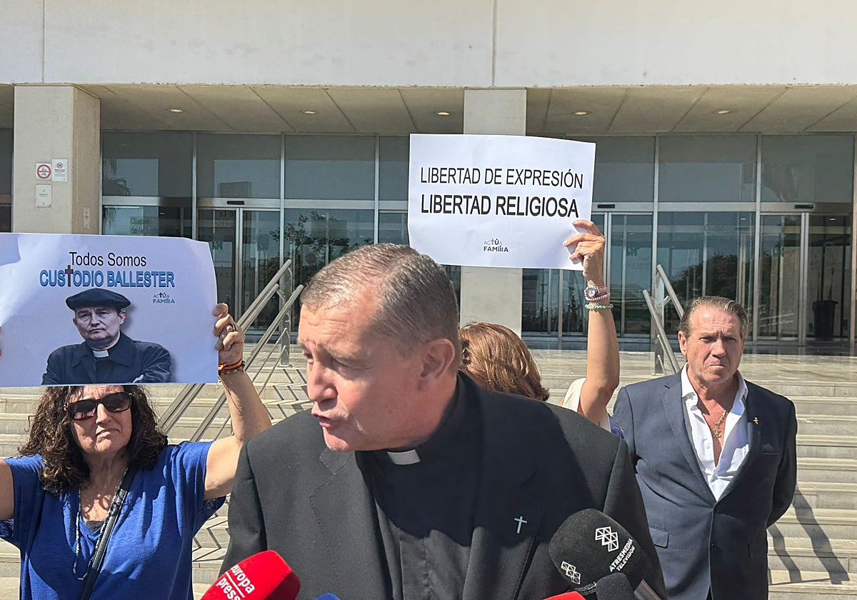 El padre Custodio Ballester a la salida del juicio celebrado en Málaga