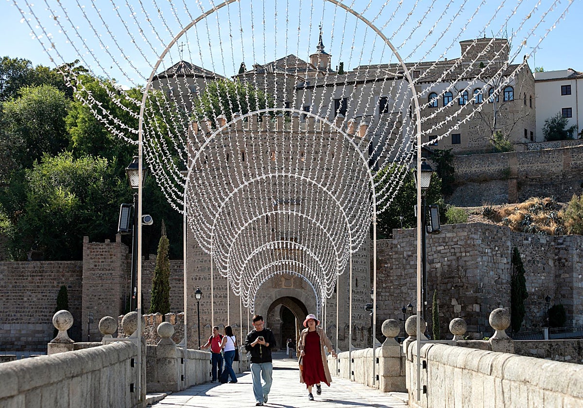 Aspecto que presenta este miércoles el puente de Alcántara de Toledo