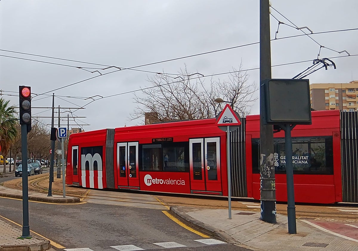 Imagen de un tranvía de Metrovalencia