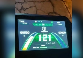 Un vídeo viral delata a un conductor drogado con su patinete a 64 kilómetros por hora: «Puede llegar a 120»