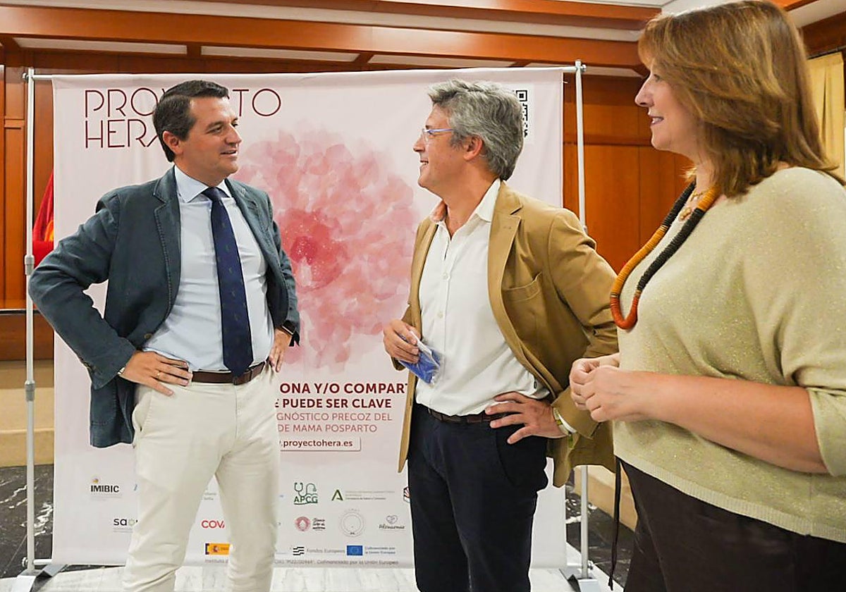 El alcalde de Córdoba, José María Bellido; el doctor Juan de la Haba; y la concejal Eva Contador