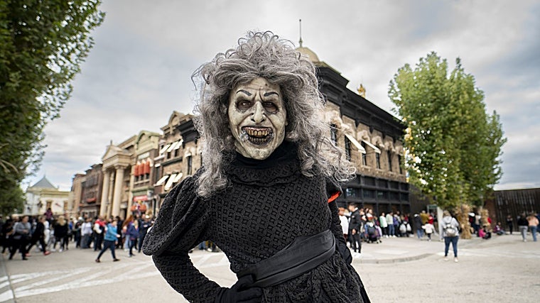 Actores caracterizados durante la temporada de Halloween