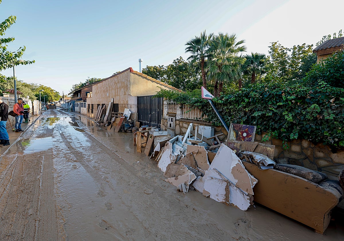 Estado de las calles en el área Santa Fe en Zaragoza donde se prolongan las tareas de limpieza desde las lluvias registradas el pasado domingo 28 de septiembre