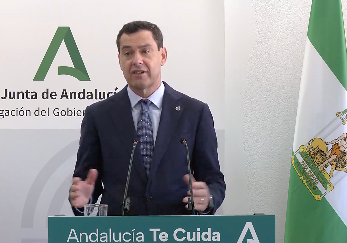 El presidente de la Junta de Andalucía, Juanma Moreno, en la ampliación del centro de salud de La Carihuela