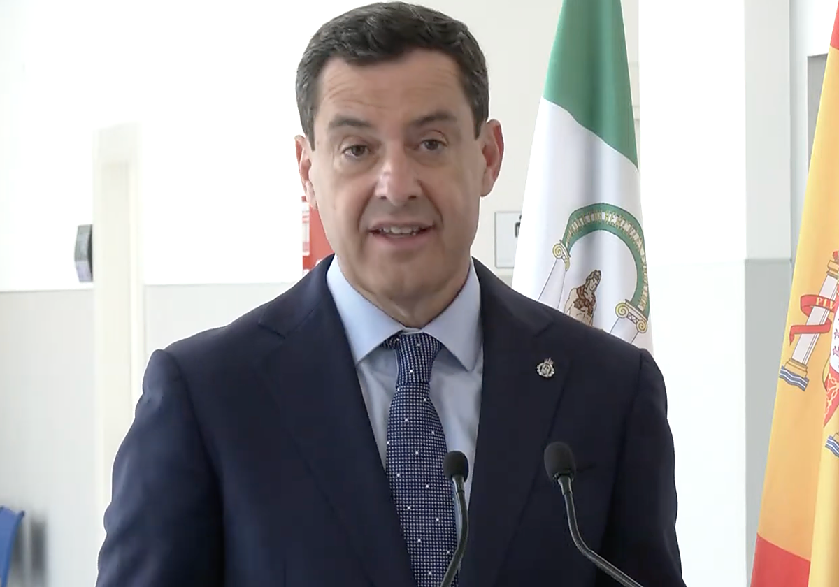 El presidente de la Junta de Andalucía, Juanma Moreno, en la ampliación del centro de salud de Los Boliches