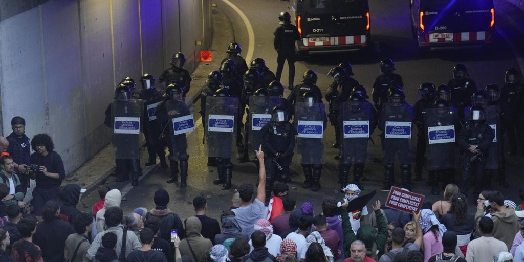 Dos detenidos por desórdenes y tenencia de artefactos incendiarios en la manifestación de Barcelona tras la interceptación de la Flotilla