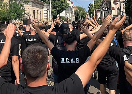Imagen secundaria 1 - Uno de los murales de los ultras normacedonios, cargado de simbología nazi; debajo, los propios radicales, con camisetas de ACAB, en un viaje reciente a Bucarest; y la salida de los dos autocares de Tetovo con destino a Madrid.