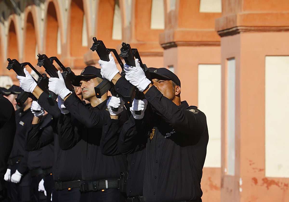 Agentes con los fusiles durante el acto del Día de los Custodios en la plaza de la Corredera