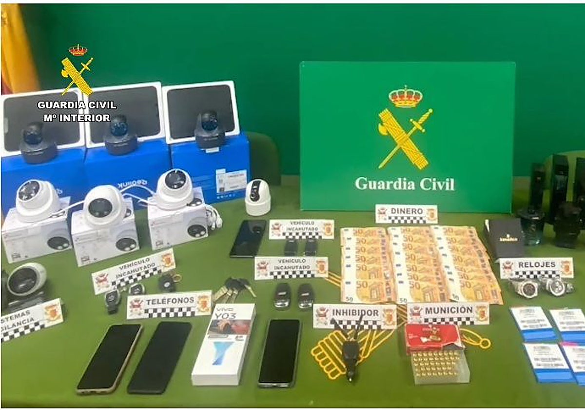 Material incautado por la Guardia Civil a una banda que se dedicaba presuntamente al robo de vehículos