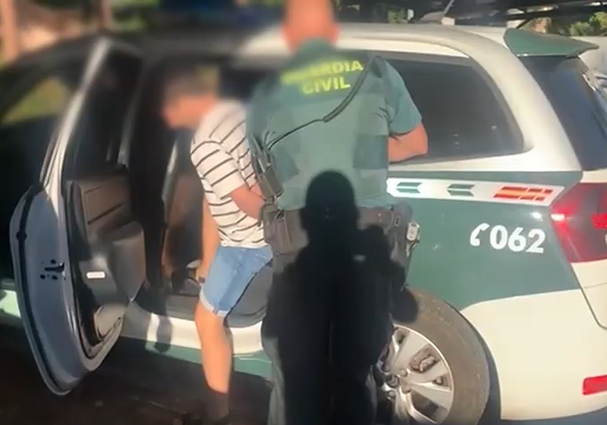 La Guardia Civil traslada a uno de los detenidos