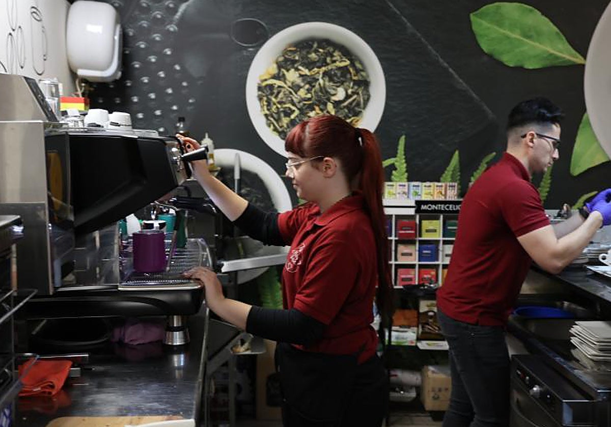 Trabajadores en un establecimiento de hostelería en Córdoba