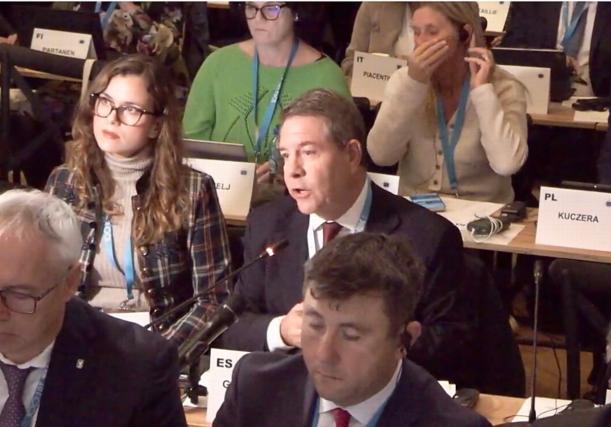 Momento en que el presidente de Castilla-La Mancha ha intervenido en la comisión