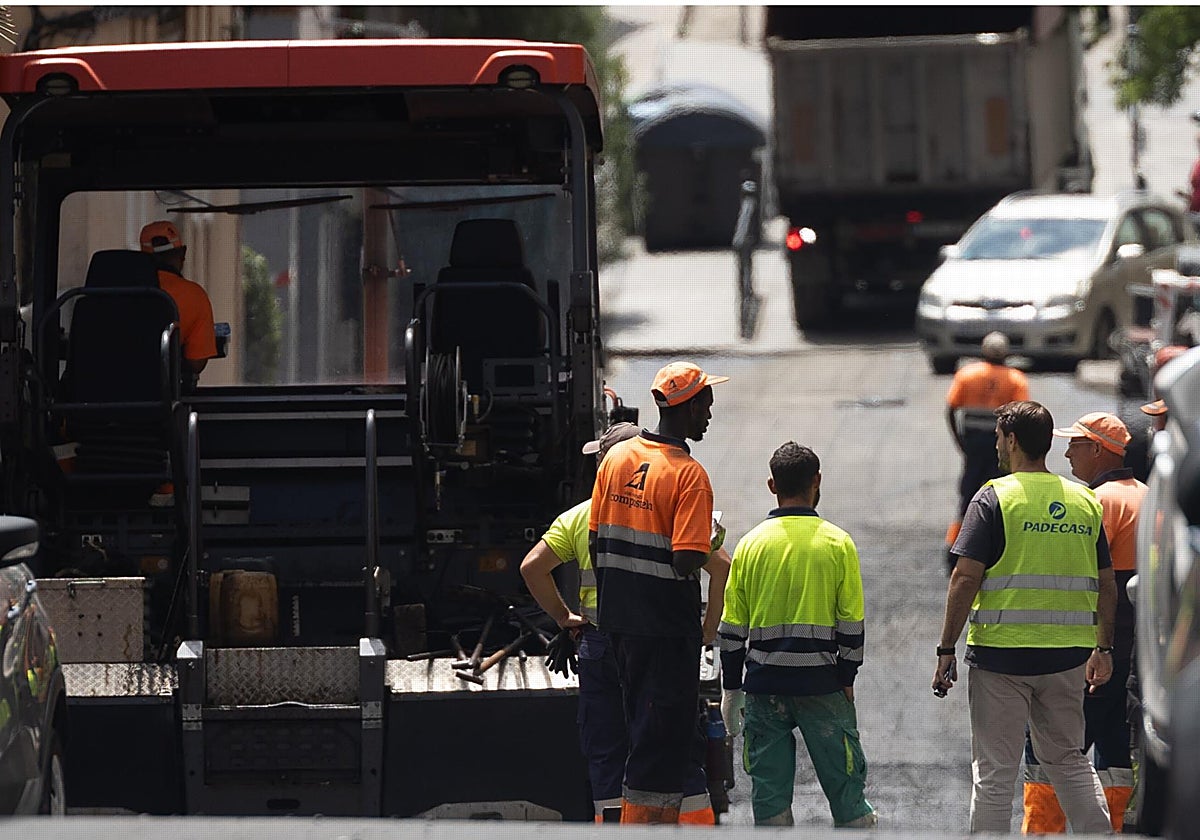Un grupo de trabajadores en una obra