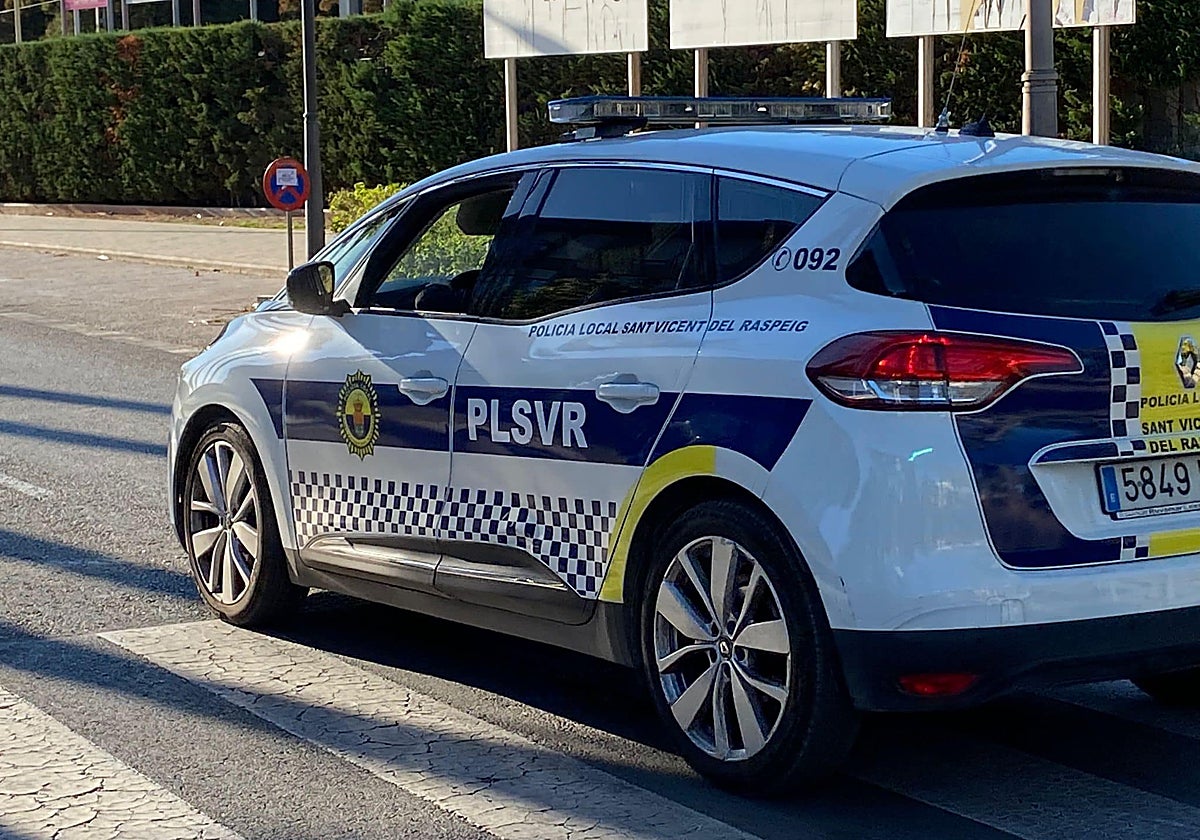 Rescatan a un policía herido y atrapado en el coche patrulla tras una colisión al acudir por un robo en Alicante